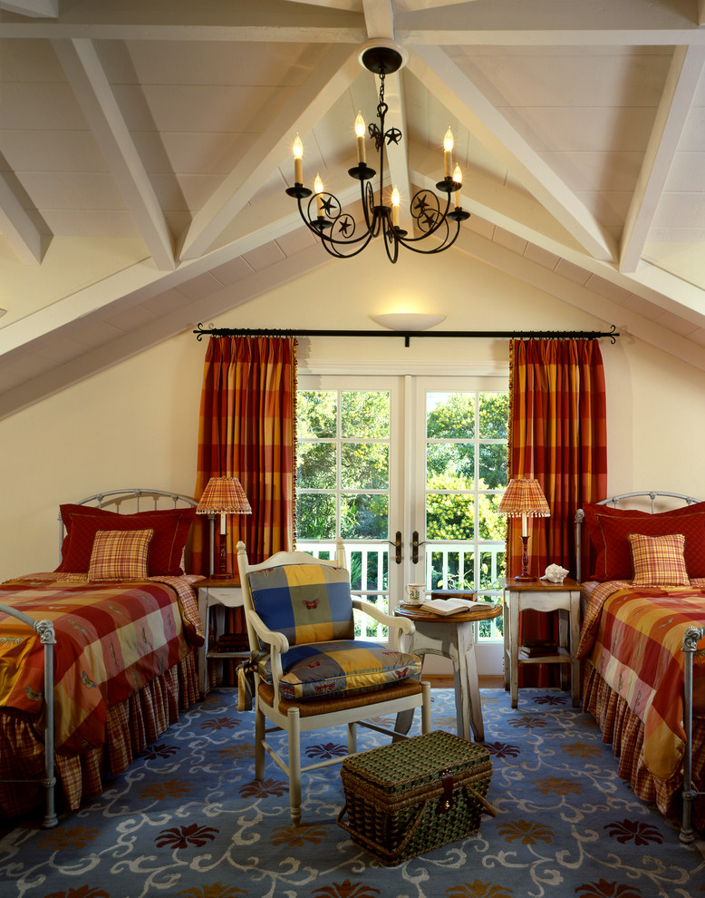 Klassisches Gästezimmer mit blauer Wandfarbe und braunem Holzboden in San Francisco