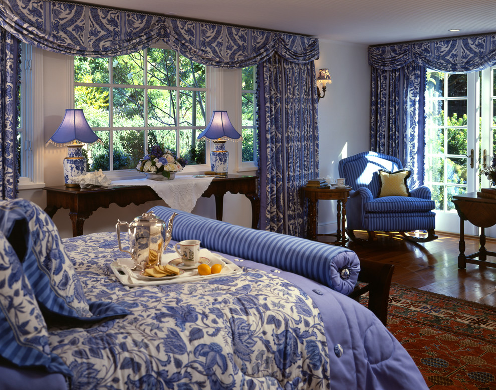 Idéer för vintage gästrum, med blå väggar och mellanmörkt trägolv