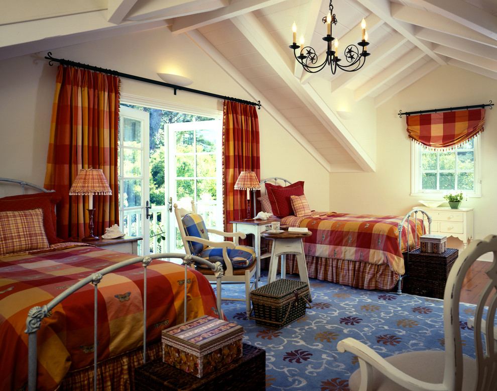 Foto de habitación de invitados tradicional con paredes azules y suelo de madera oscura