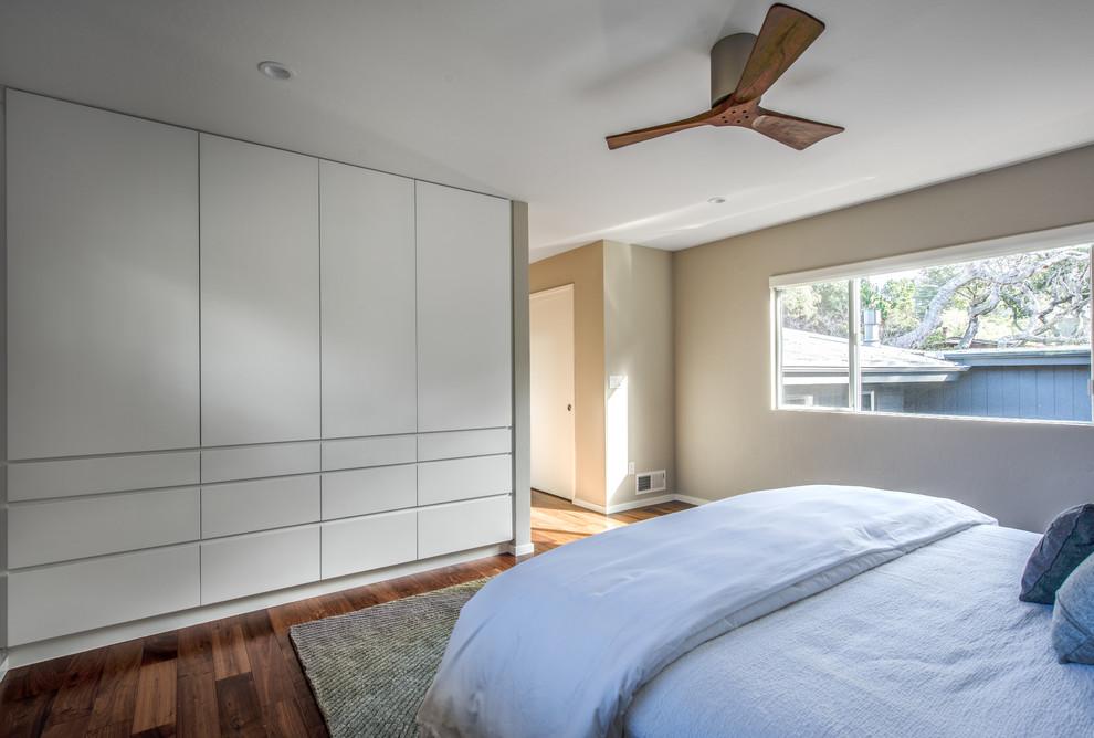 Ejemplo de dormitorio principal vintage de tamaño medio con paredes grises y suelo de madera en tonos medios