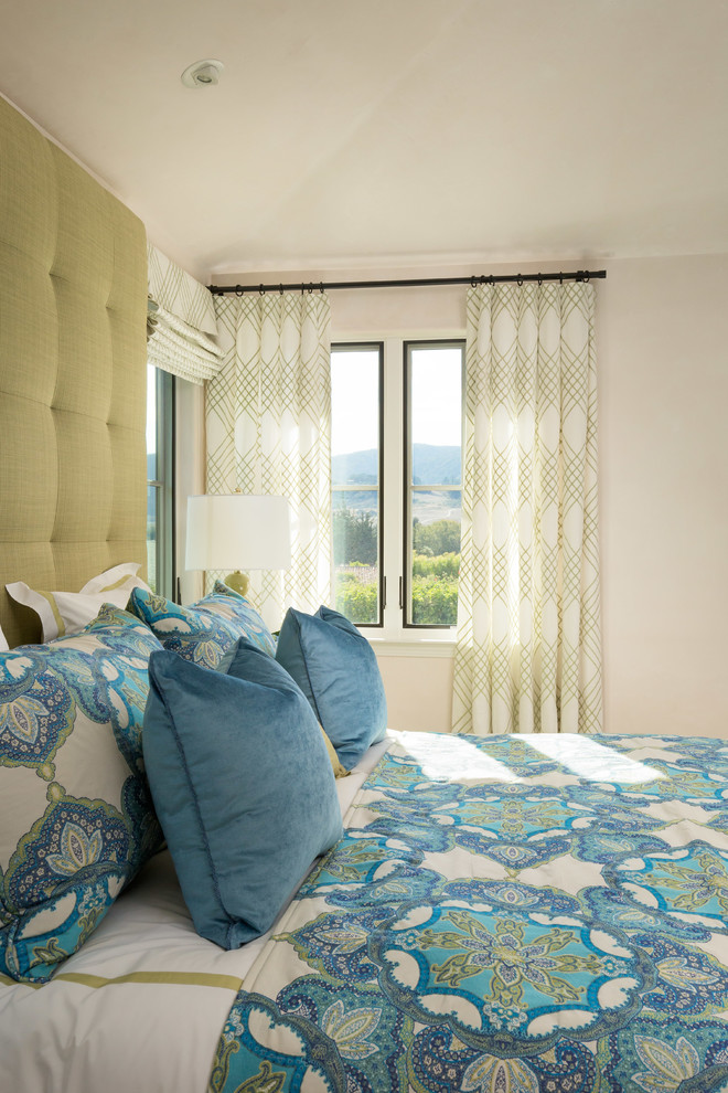 Klassisches Schlafzimmer mit beiger Wandfarbe und hellem Holzboden in Sonstige