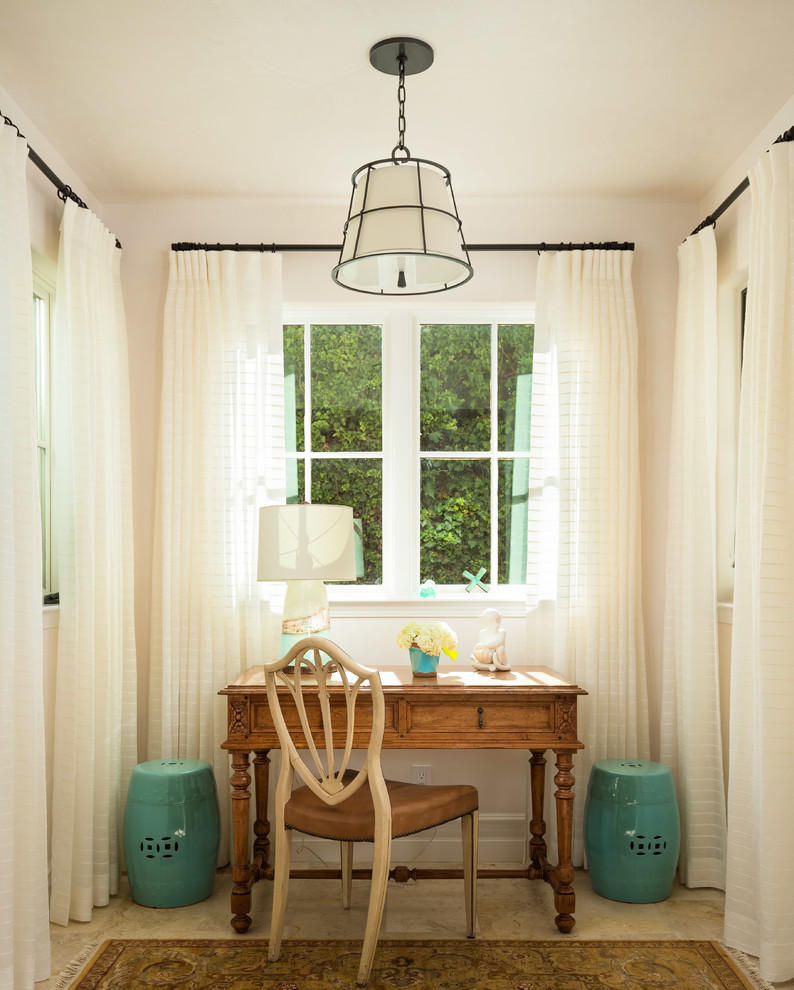 Imagen de habitación de invitados clásica renovada de tamaño medio con paredes beige
