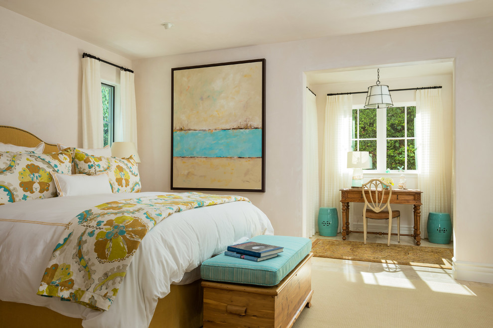 На фото: гостевая спальня среднего размера, (комната для гостей) в стиле неоклассика (современная классика) с бежевыми стенами