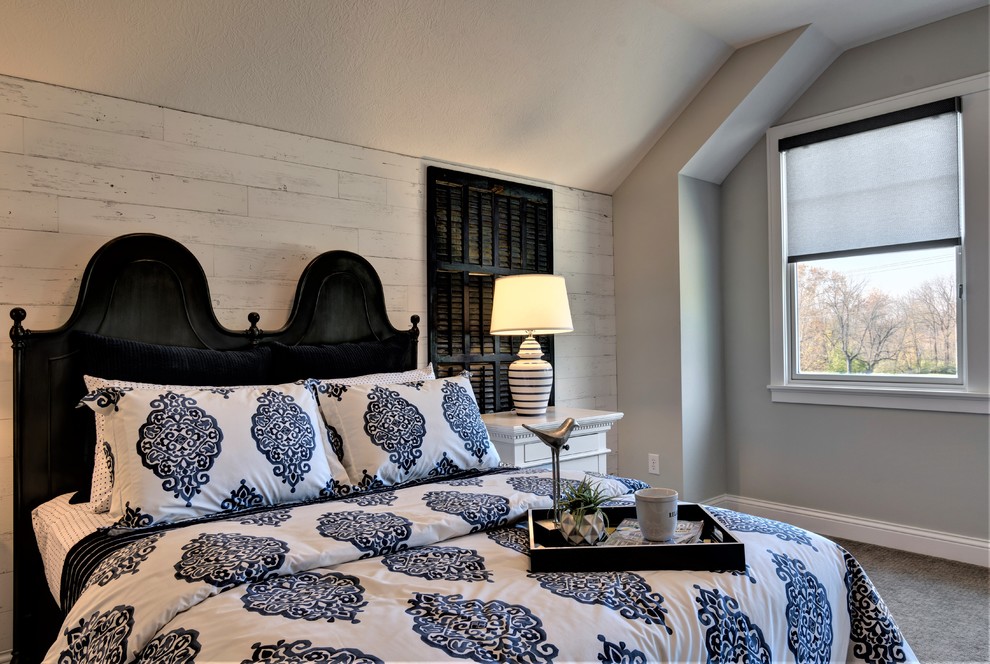 На фото: хозяйская спальня среднего размера в стиле неоклассика (современная классика) с ковровым покрытием без камина с