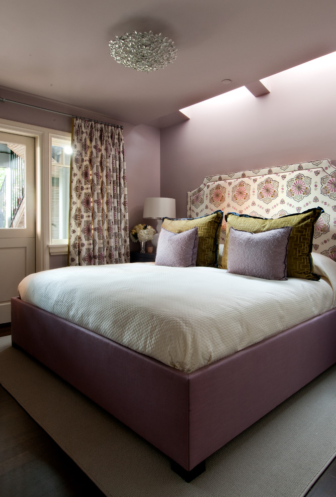Foto de dormitorio principal tradicional renovado grande sin chimenea con paredes púrpuras, suelo de madera oscura y suelo marrón