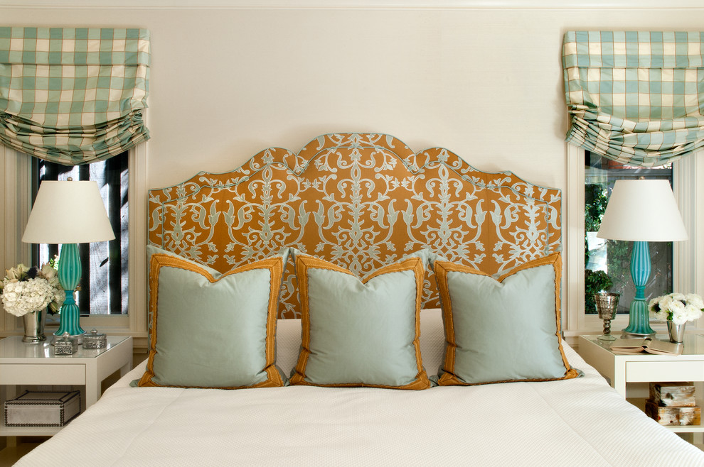 Пример оригинального дизайна: гостевая спальня (комната для гостей) в классическом стиле с белыми стенами