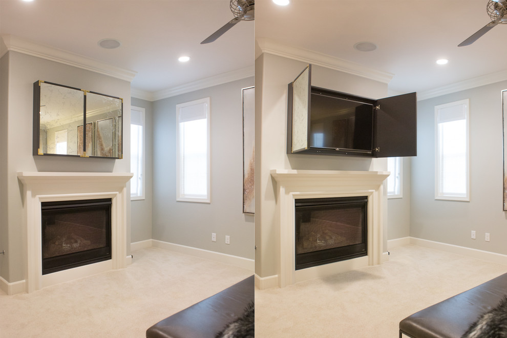 サンディエゴにある広いコンテンポラリースタイルのおしゃれな主寝室 (グレーの壁、カーペット敷き、標準型暖炉、木材の暖炉まわり、ベージュの床) のレイアウト