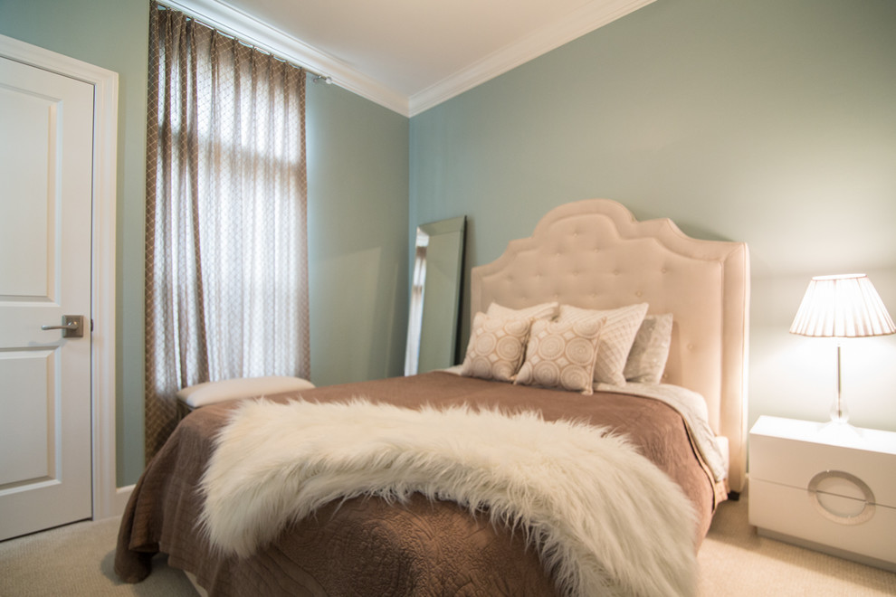 Ejemplo de dormitorio principal contemporáneo grande con paredes verdes, moqueta y suelo beige