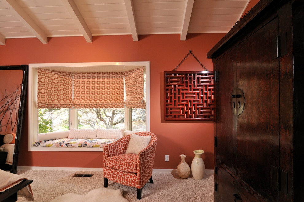 На фото: большая хозяйская спальня в стиле неоклассика (современная классика) с оранжевыми стенами, ковровым покрытием и потолком из вагонки с