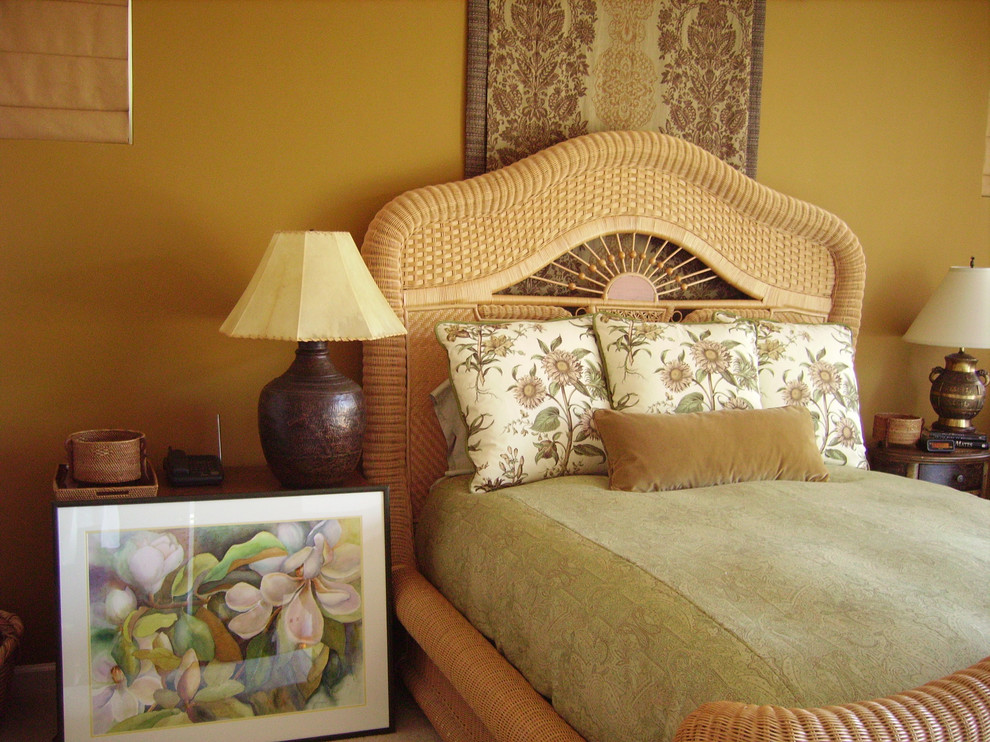 Cette photo montre une chambre méditerranéenne de taille moyenne avec un mur jaune et un sol beige.