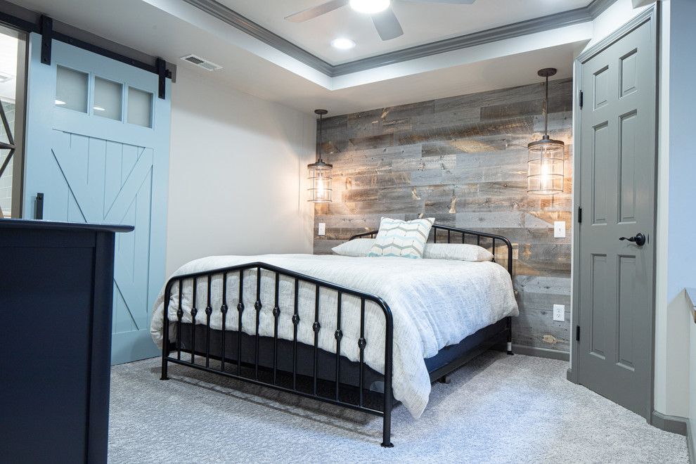 Свежая идея для дизайна: гостевая спальня среднего размера, (комната для гостей) в стиле неоклассика (современная классика) с серыми стенами, ковровым покрытием и серым полом без камина - отличное фото интерьера