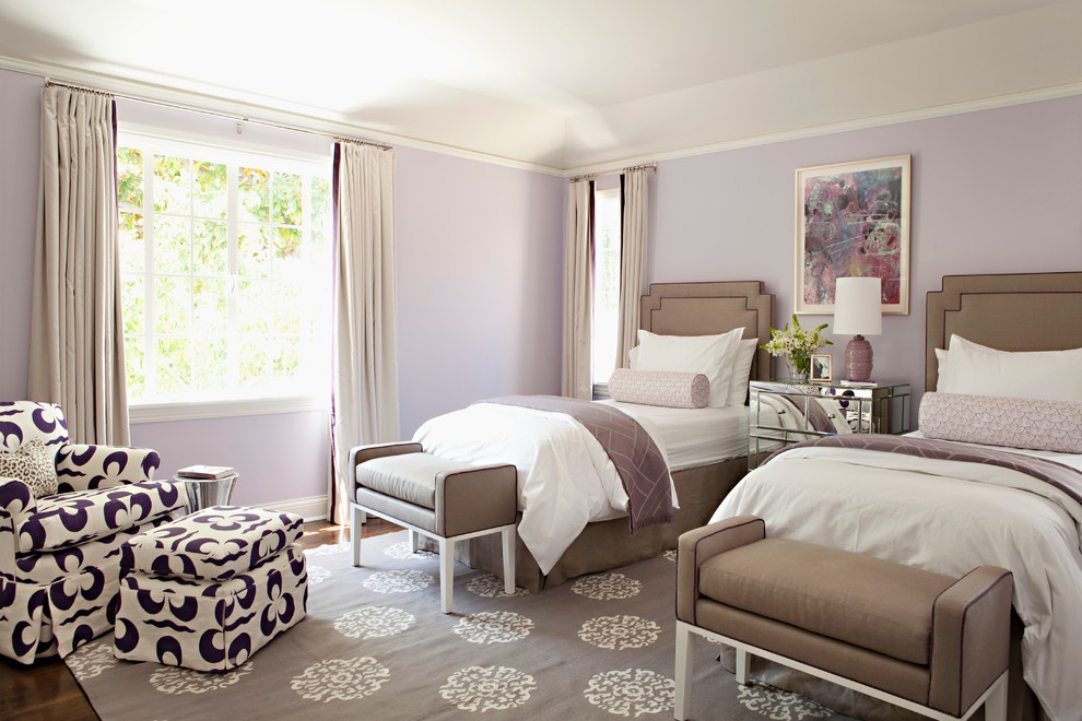 Свежая идея для дизайна: большая гостевая спальня (комната для гостей) в стиле неоклассика (современная классика) с фиолетовыми стенами и темным паркетным полом без камина - отличное фото интерьера