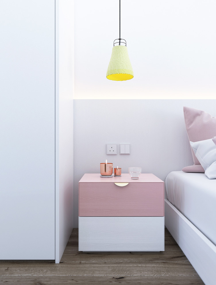 Ispirazione per una piccola camera matrimoniale minimalista con pareti bianche, parquet scuro e pavimento marrone