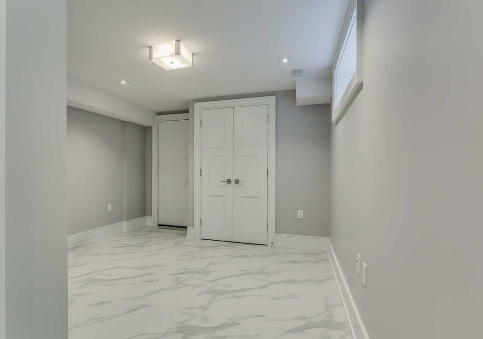 Mittelgroßes Modernes Hauptschlafzimmer mit grauer Wandfarbe, Porzellan-Bodenfliesen, Eckkamin und Kaminumrandung aus Stein in Toronto