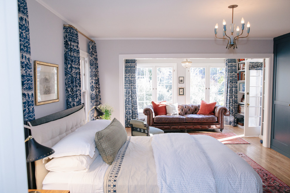 Foto de dormitorio principal clásico renovado con paredes blancas, suelo de madera en tonos medios y suelo marrón