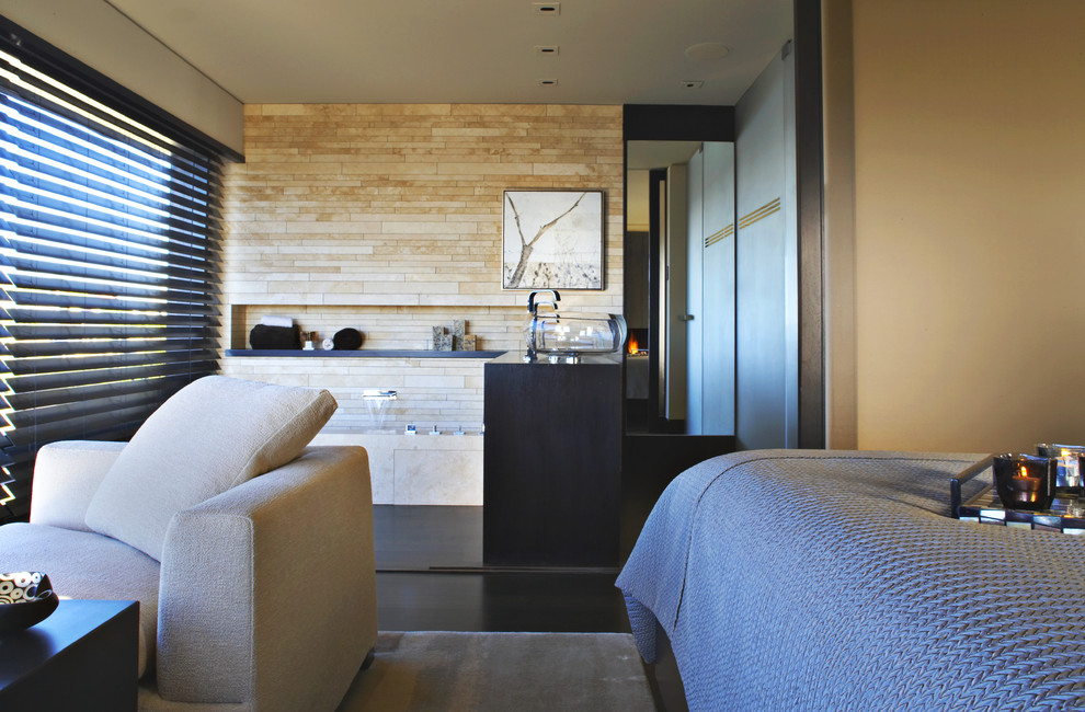 Diseño de dormitorio contemporáneo con paredes beige y suelo de madera oscura