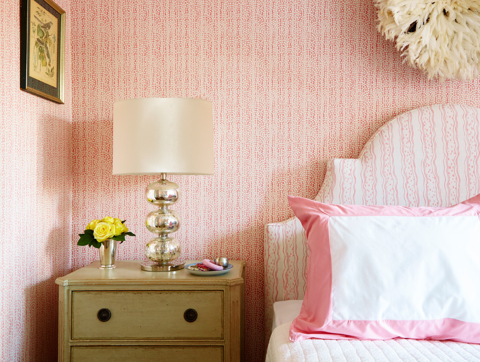 Ispirazione per una camera degli ospiti classica di medie dimensioni con pareti rosa, nessun camino, pavimento in legno massello medio e pavimento marrone