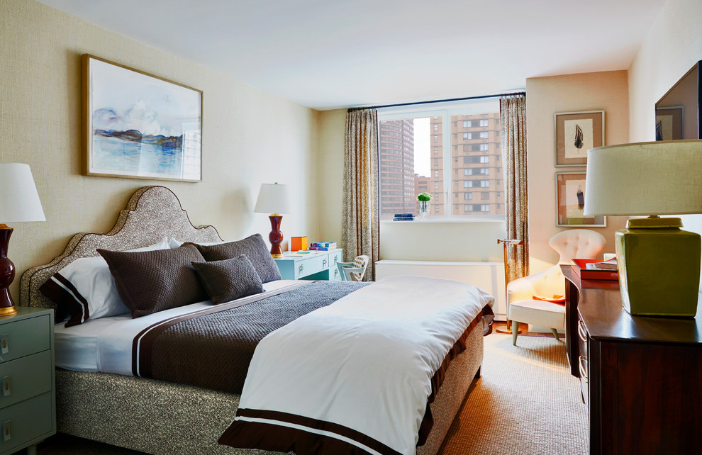 Großes Eklektisches Hauptschlafzimmer ohne Kamin mit beiger Wandfarbe, Teppichboden und beigem Boden in New York
