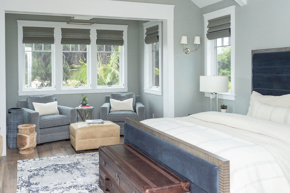 На фото: хозяйская спальня среднего размера в морском стиле с серыми стенами, ковровым покрытием и синим полом