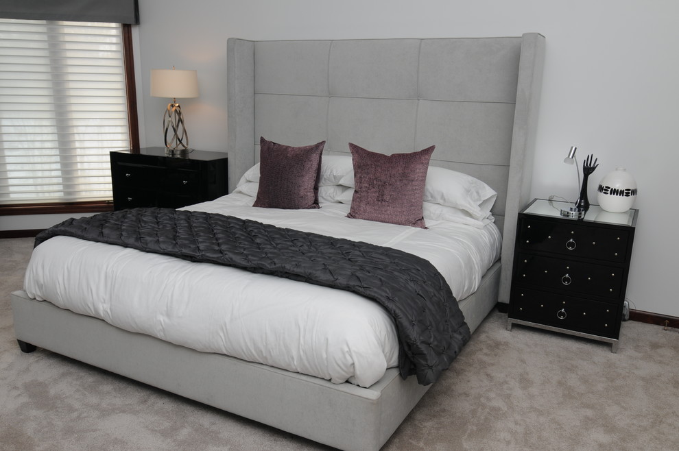Свежая идея для дизайна: хозяйская спальня среднего размера в стиле модернизм с белыми стенами и ковровым покрытием без камина - отличное фото интерьера