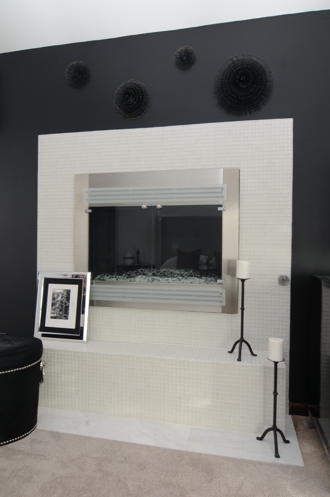 Inspiration pour une chambre minimaliste de taille moyenne avec un mur blanc, une cheminée standard et un manteau de cheminée en carrelage.