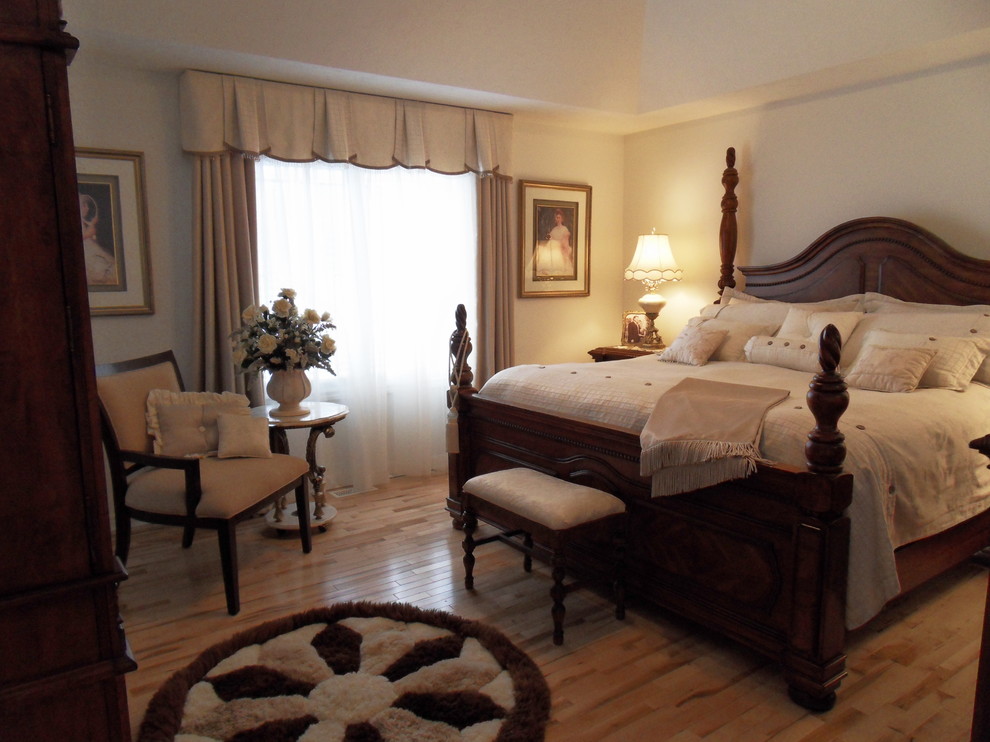 Ejemplo de dormitorio clásico con paredes blancas y suelo de madera clara