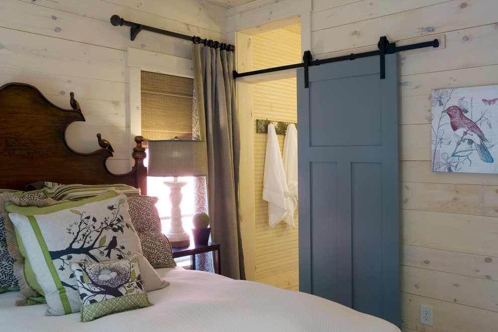 Foto di una piccola camera da letto rustica con pareti beige