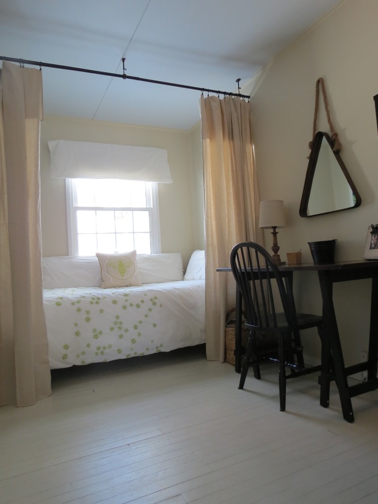 Diseño de habitación de invitados clásica renovada pequeña con paredes beige y suelo de madera pintada