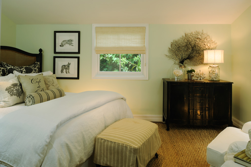Immagine di una camera degli ospiti stile marinaro di medie dimensioni con pareti verdi, moquette e nessun camino