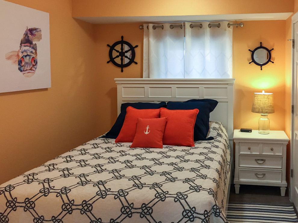 Immagine di una piccola camera degli ospiti stile marino con pareti arancioni e pavimento in vinile