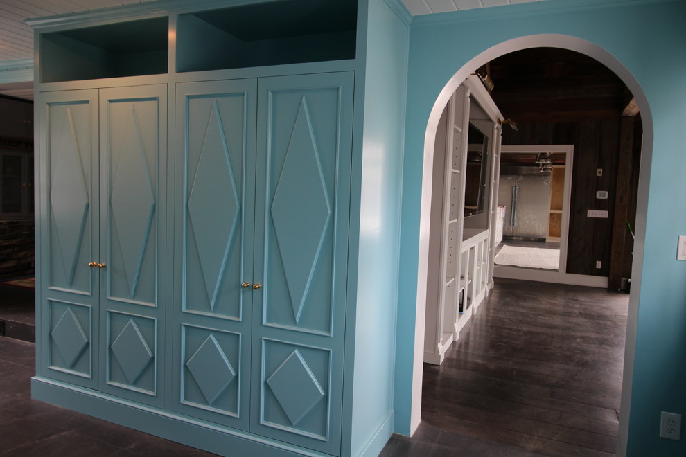 Réalisation d'une chambre parentale style shabby chic de taille moyenne avec un mur bleu et parquet foncé.