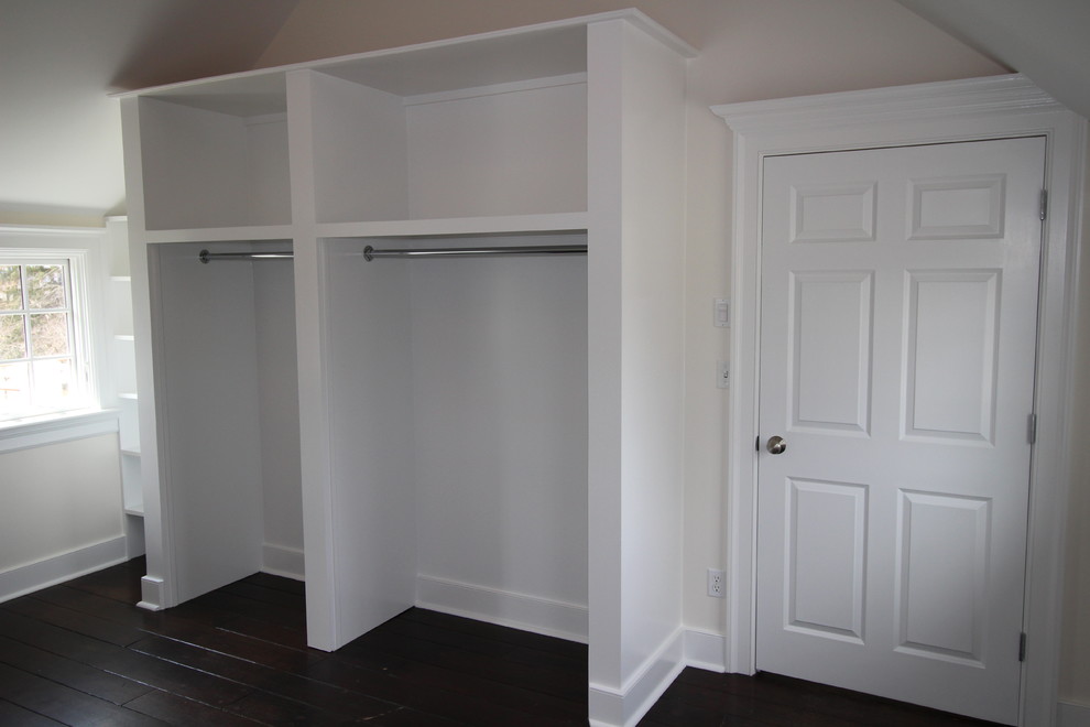 Exemple d'une chambre parentale chic de taille moyenne avec un mur blanc et parquet foncé.