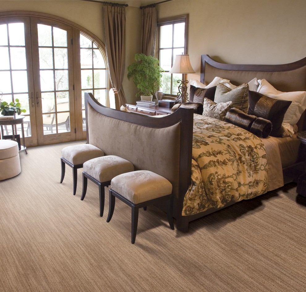 Klassisches Hauptschlafzimmer mit beiger Wandfarbe und Teppichboden in Phoenix