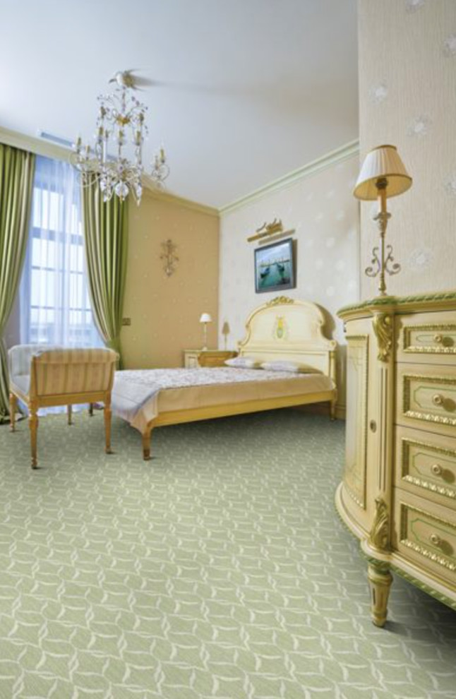 ワシントンD.C.にある広いヴィクトリアン調のおしゃれな主寝室 (ベージュの壁、カーペット敷き、暖炉なし、緑の床) のレイアウト