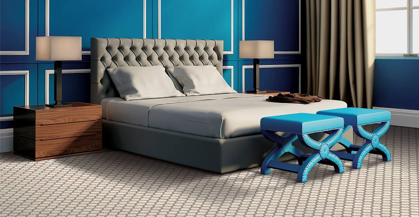 На фото: хозяйская спальня среднего размера в стиле модернизм с ковровым покрытием, синими стенами и разноцветным полом без камина