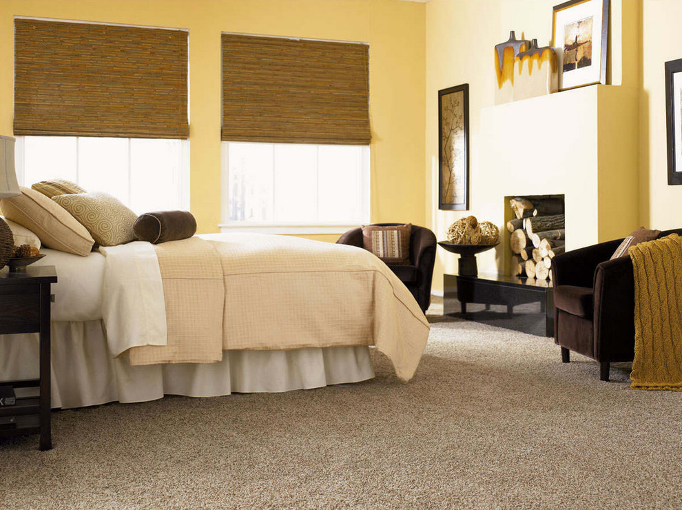 Идея дизайна: гостевая спальня среднего размера, (комната для гостей) в классическом стиле с желтыми стенами, ковровым покрытием и стандартным камином