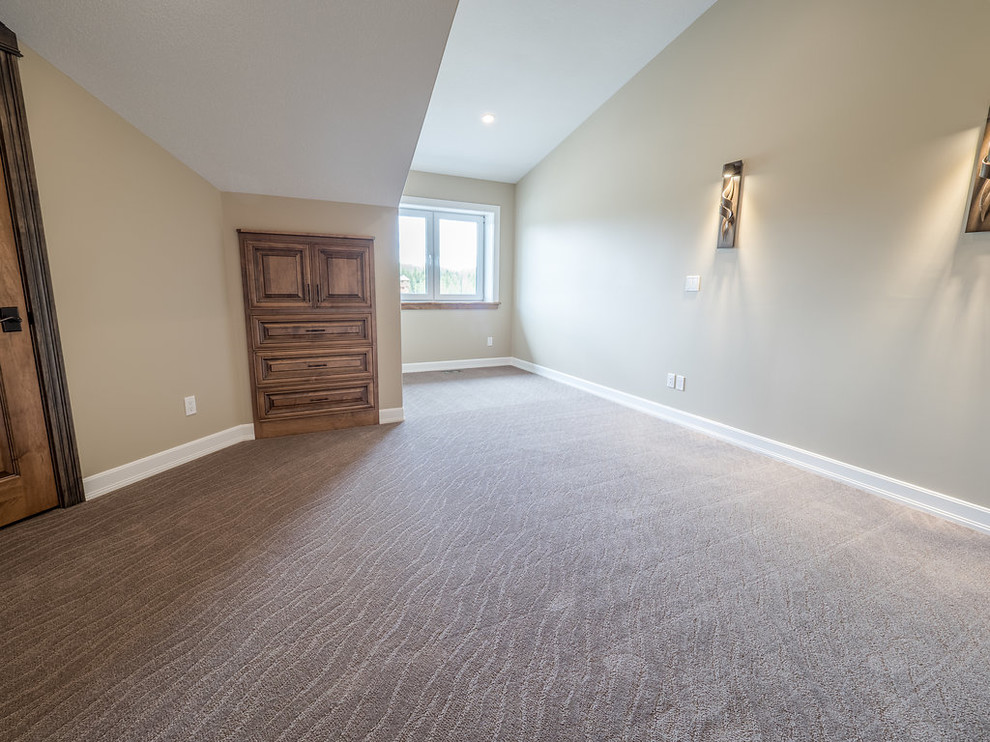 Ejemplo de habitación de invitados de estilo americano de tamaño medio con paredes beige, moqueta y suelo beige