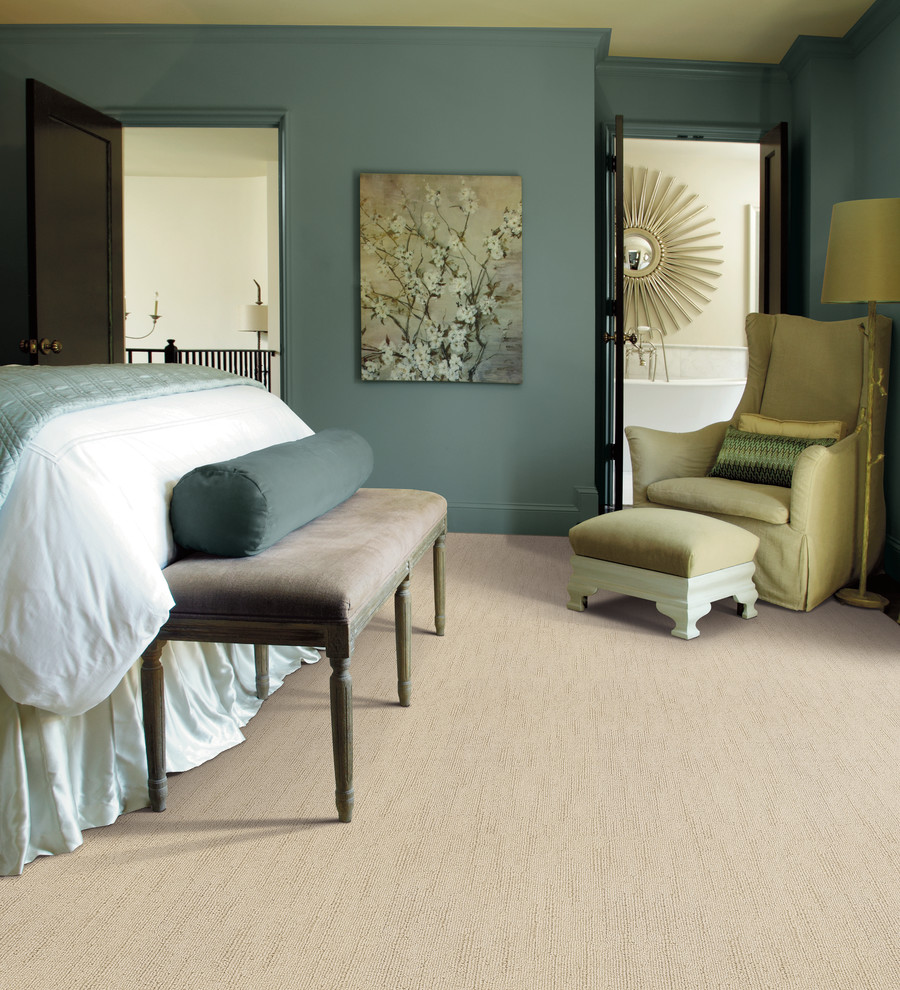 Imagen de dormitorio principal asiático de tamaño medio sin chimenea con paredes azules, moqueta y suelo beige