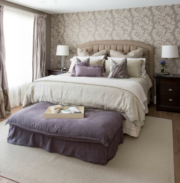 Foto de dormitorio principal tradicional renovado de tamaño medio sin chimenea con paredes beige, suelo de madera clara y suelo beige