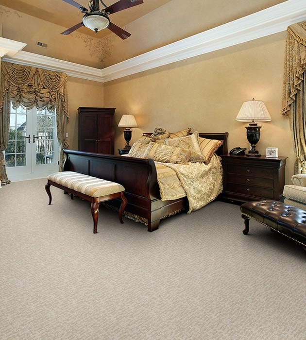 Свежая идея для дизайна: большая хозяйская спальня: освещение в классическом стиле с желтыми стенами, ковровым покрытием и серым полом без камина - отличное фото интерьера
