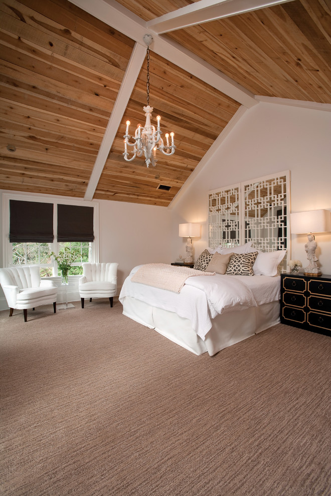 Imagen de dormitorio principal romántico grande sin chimenea con paredes blancas, moqueta y suelo gris