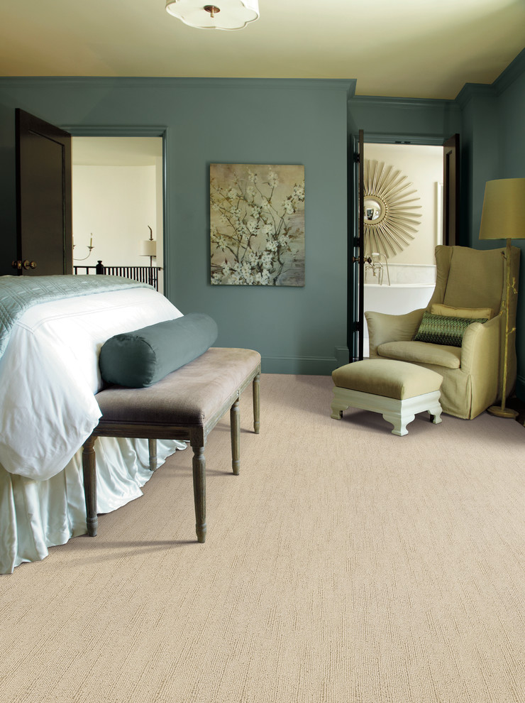 Imagen de dormitorio principal clásico de tamaño medio sin chimenea con paredes verdes, moqueta y suelo beige