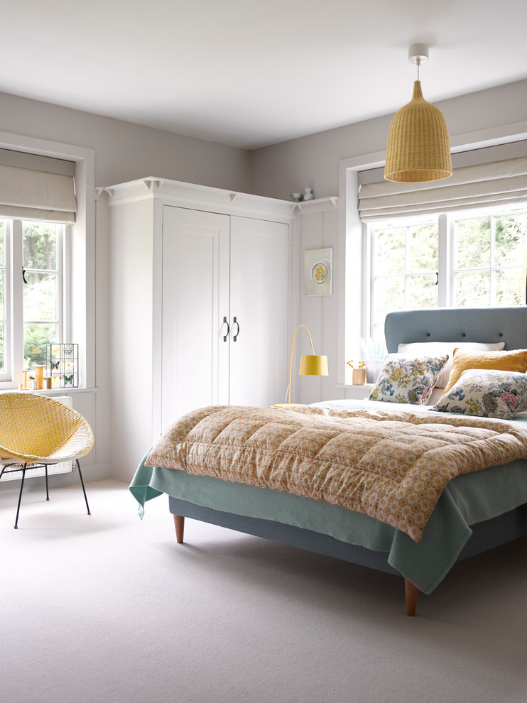 Стильный дизайн: спальня в стиле фьюжн с серыми стенами, ковровым покрытием и серым полом - последний тренд