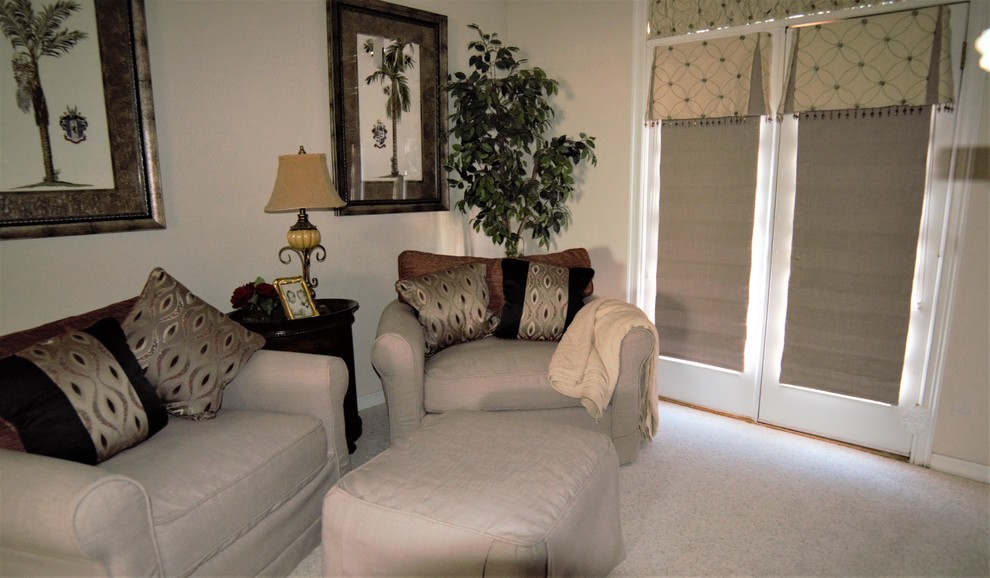 Cette photo montre une très grande chambre chic avec un mur gris, une cheminée double-face, un manteau de cheminée en pierre et un sol gris.