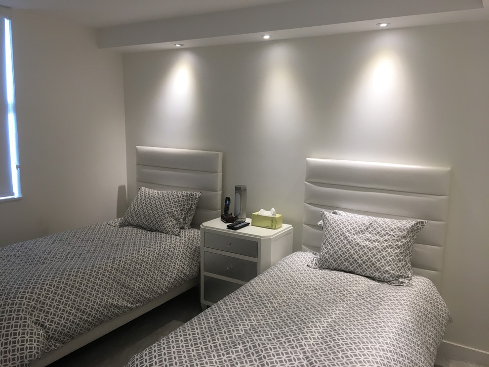 Bild på ett mellanstort funkis sovrum, med vita väggar, marmorgolv och grått golv