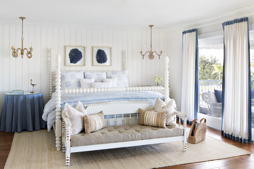 マイアミにある巨大なビーチスタイルのおしゃれな主寝室 (白い壁、無垢フローリング、暖炉なし、茶色い床)