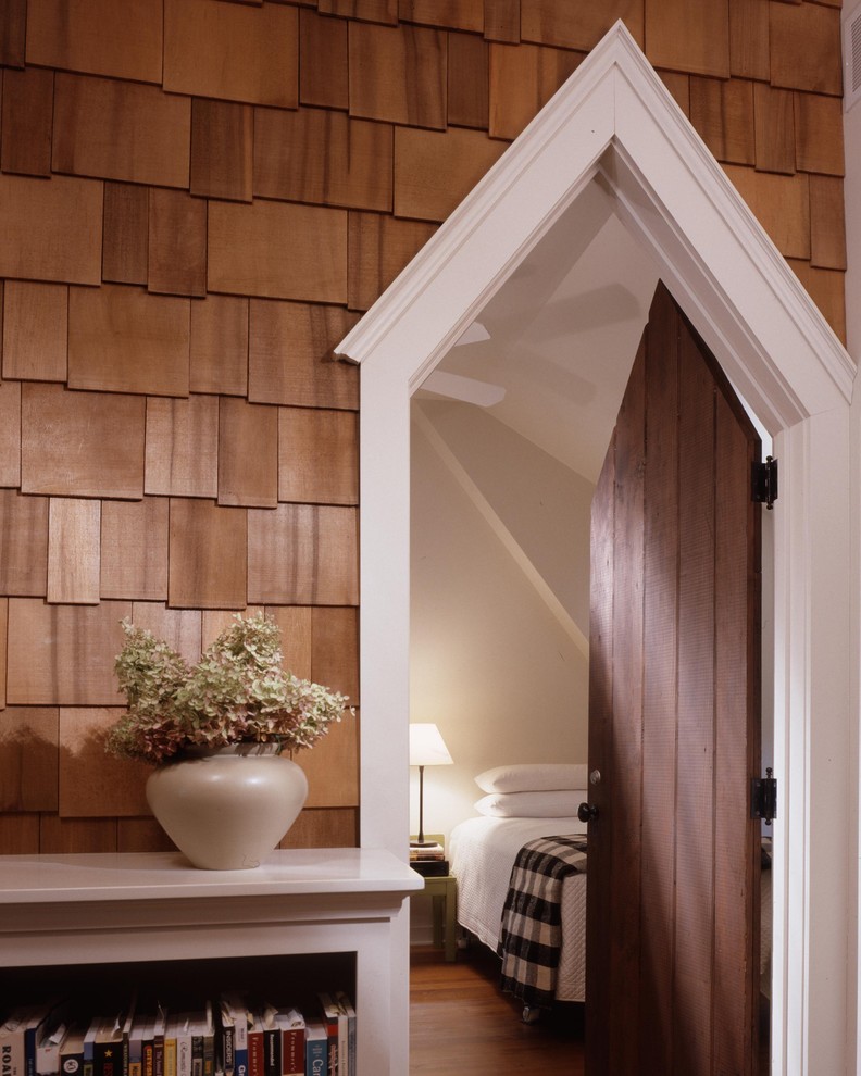 Ejemplo de dormitorio clásico con suelo de madera en tonos medios y paredes beige