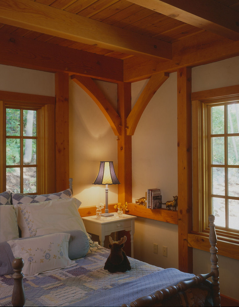 Foto de dormitorio principal clásico con paredes blancas y suelo de madera en tonos medios
