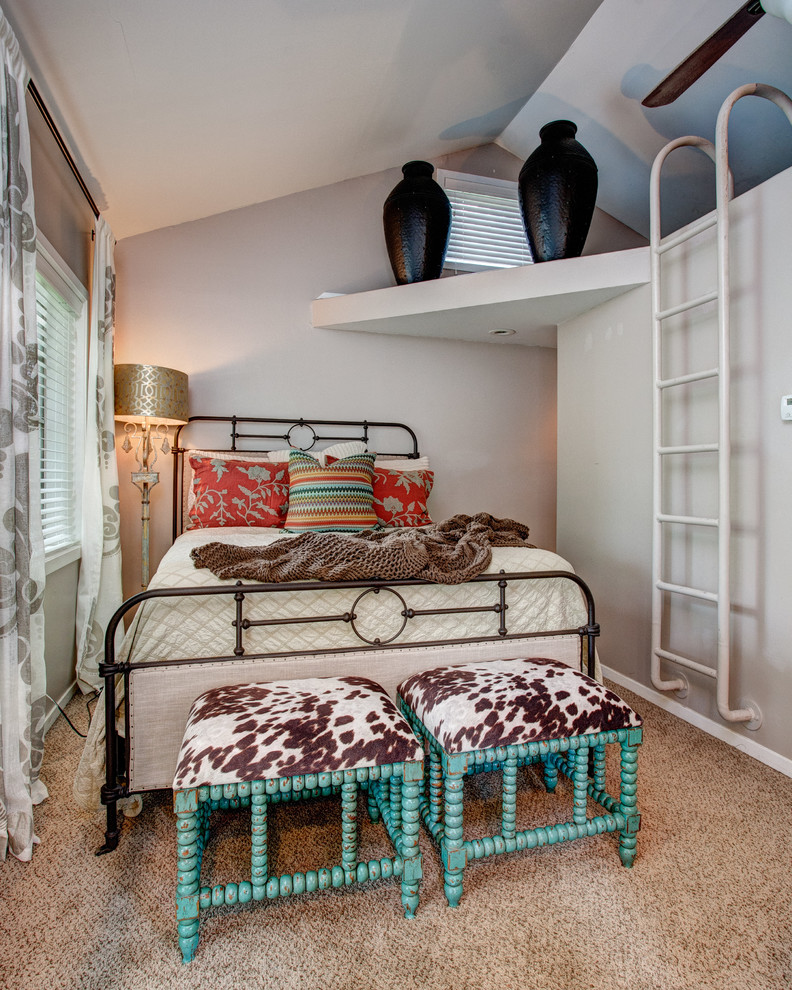 Idee per una piccola camera degli ospiti country con pareti grigie, moquette e pavimento beige