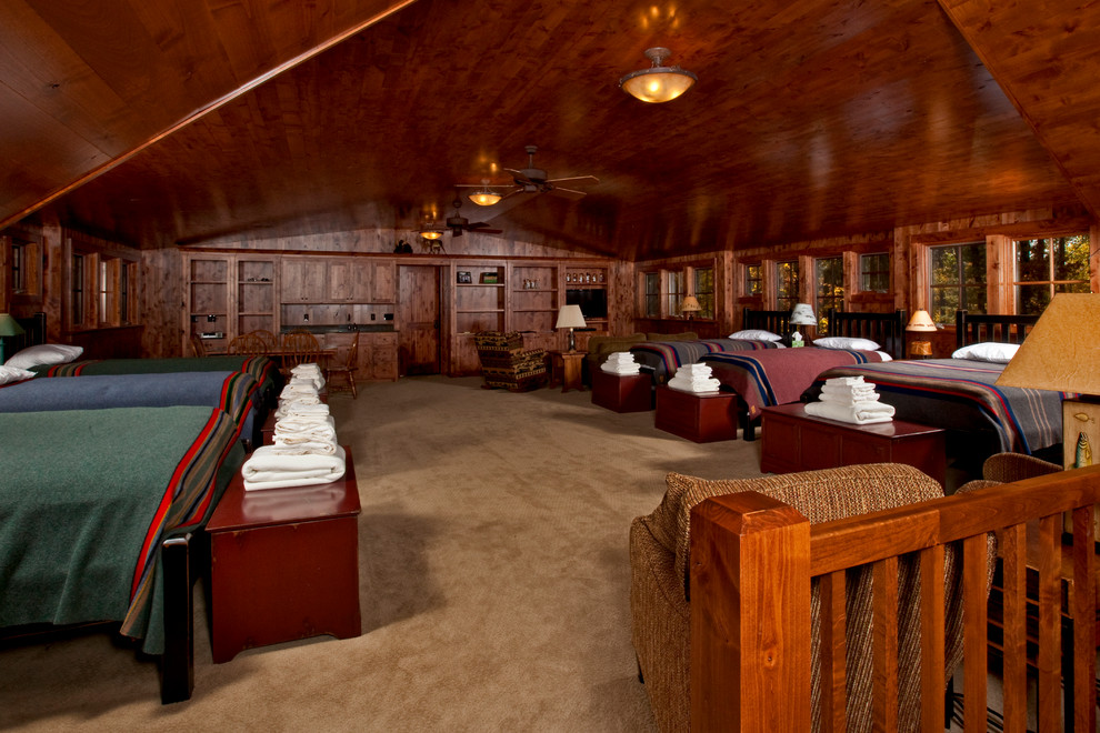 Immagine di una piccola camera degli ospiti rustica con pareti marroni e moquette